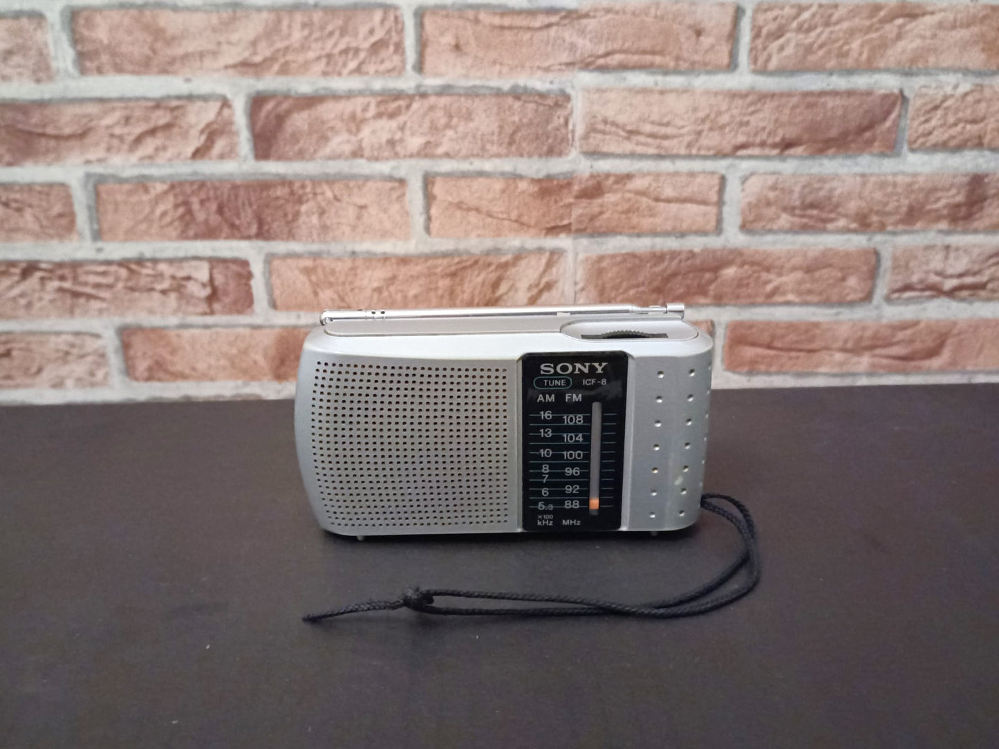 Radio Portátil Sony ICF-8 Gris – AM/FM – Vintage Funcional (1990)