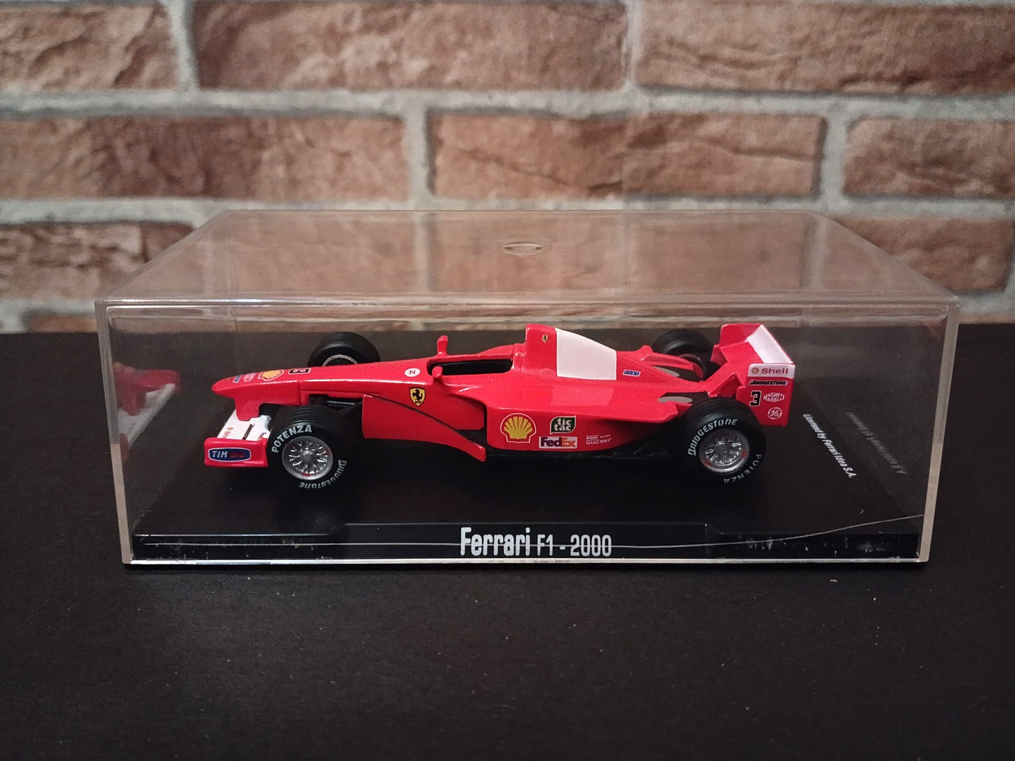 Miniatura coche de competición con vitrina – Ferrari F1 2000