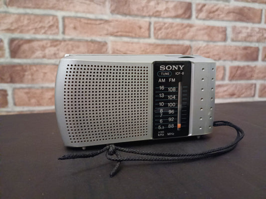 Radio Portátil Sony ICF-8 Gris – AM/FM – Vintage Funcional (1990)