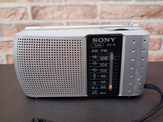 Radio Portátil Sony ICF-8 Gris – AM/FM – Vintage Funcional (1990)