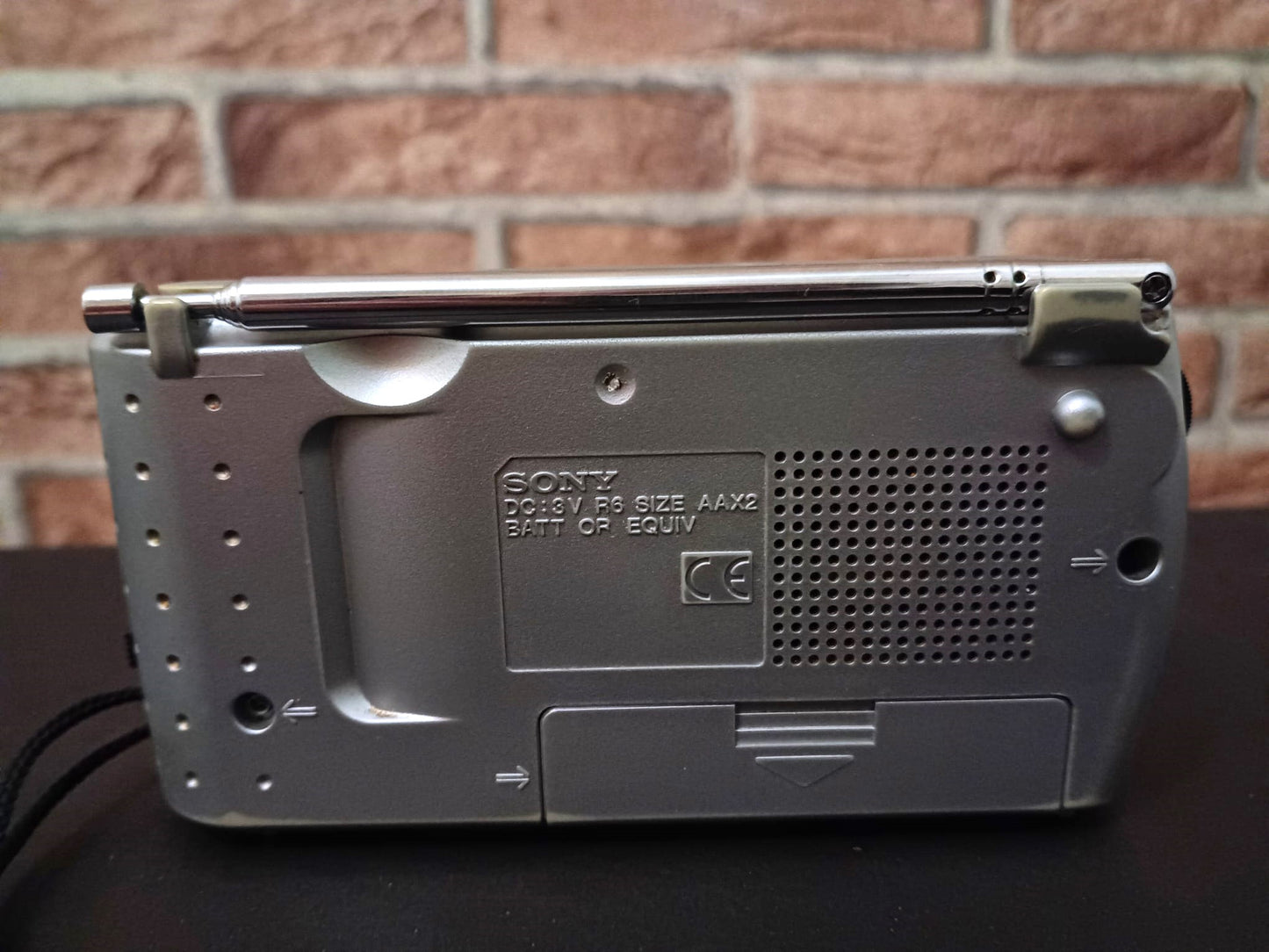 Radio Portátil Sony ICF-8 Gris – AM/FM – Vintage Funcional (1990)