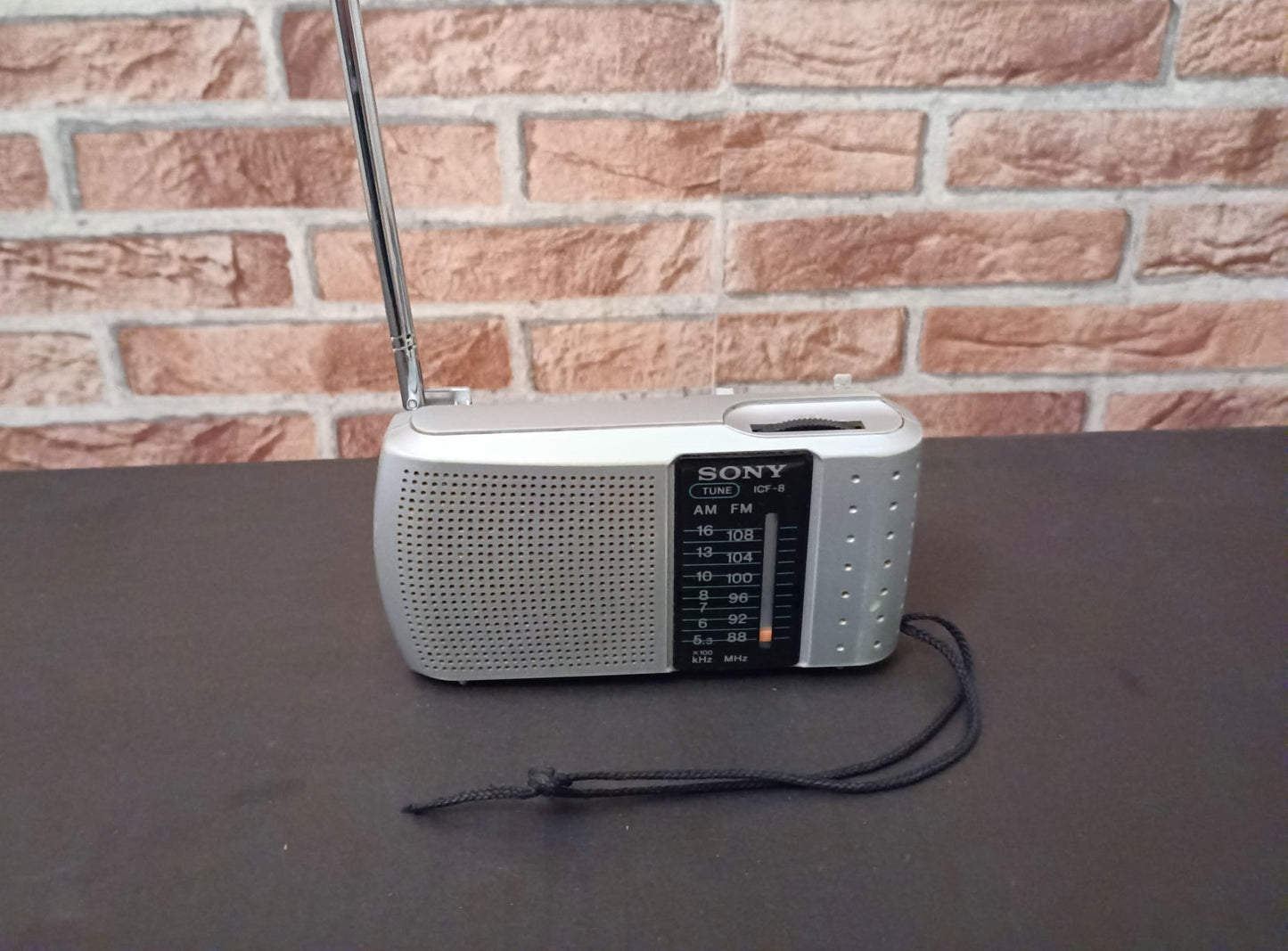 Radio Portátil Sony ICF-8 Gris – AM/FM – Vintage Funcional (1990)